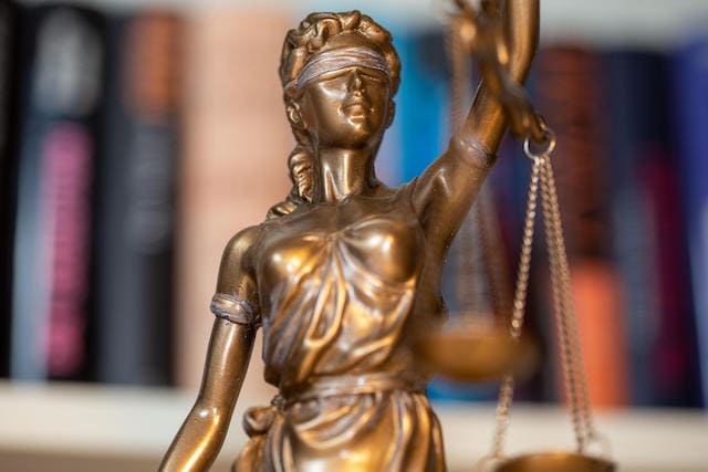 Eine Statue der Justitia