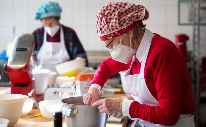 Ältere Damen backen für das Start-up Kuchentratsch Kuchen nach alten Rezepten