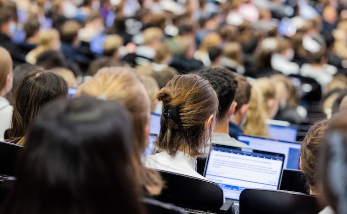 Fast jeder dritte Student kennt sich kaum mit Versicherungen aus