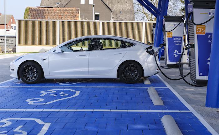 E-Autos überholen Benziner bei jährlicher Fahrleistung