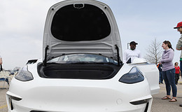 Tesla-Fahrer verklagt Autoversicherer