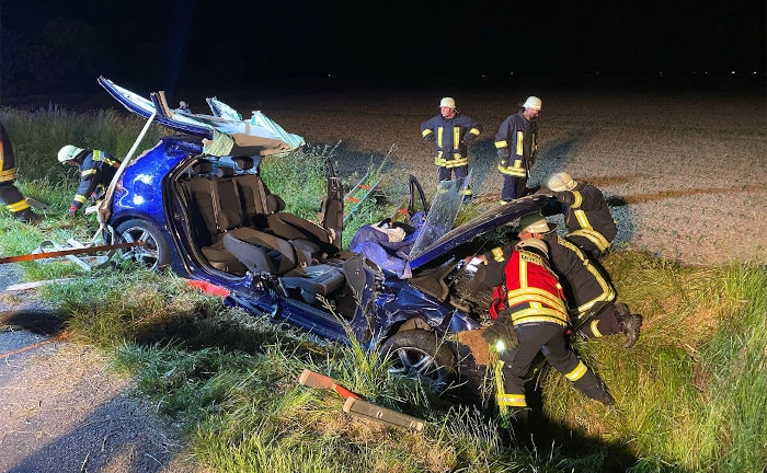 Feuerwehrleute bei einem Autounfall im Einsatz