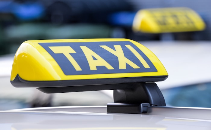 Unvorsichtig aussteigen kann für die Auto-Versicherung teuer werden
