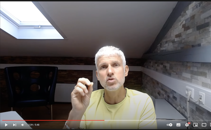 Makler Klaus Hermann geht auf Blau Direkt los