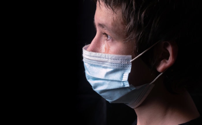 Teenager mit Schutzmaske: Die Corona-Lockdowns haben gerade jungen Menschen mental sehr zugesetzt