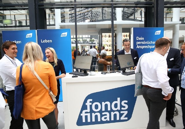 Messebesucher am Info-Stand der Fonds Finanz