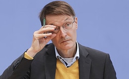 Lauterbach spricht sich für Wahlrecht von Beamten bei Krankenversicherung aus