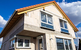 Wie stark der Zins Baufinanzierungen und Hauspreise verändert