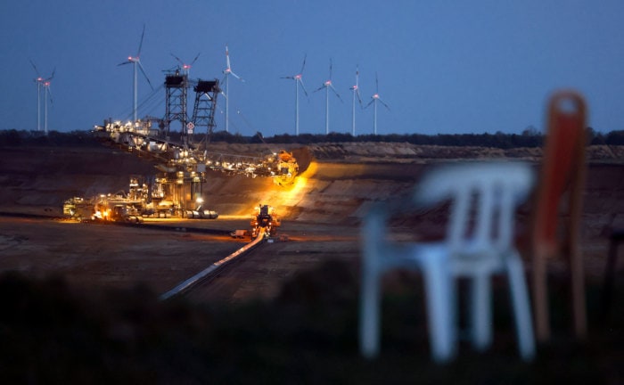 Braunkohletagebau Garzweiler von RWE vor Windrädern