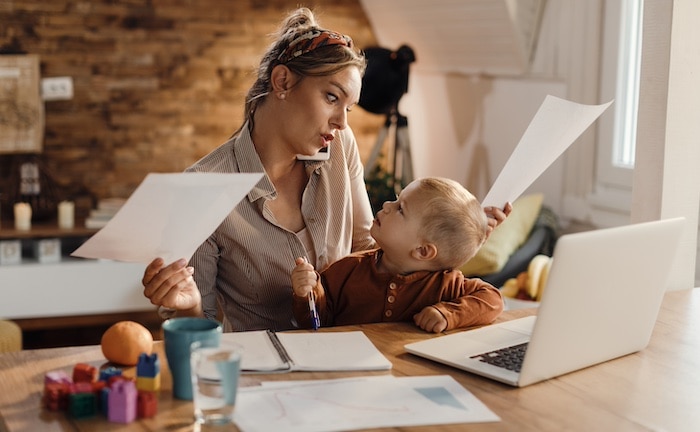 Frauen arbeiten pro Woche rund 9 Stunden mehr als Männer