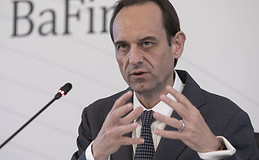Bafin-Chef Mark Branson droht mit Provisionsverbot