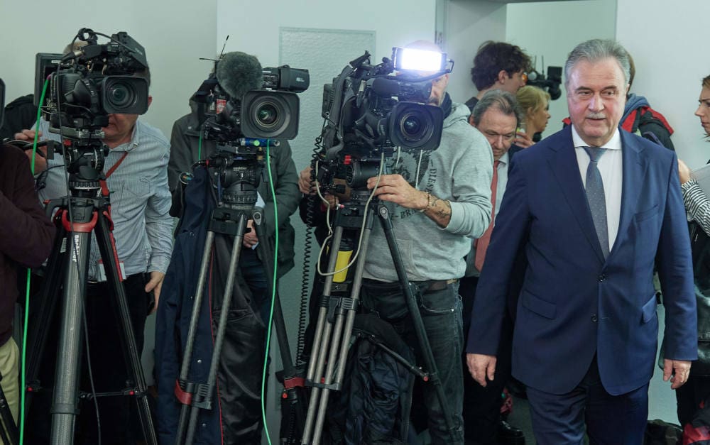 R+V stockt bei Presse-Versorgung auf