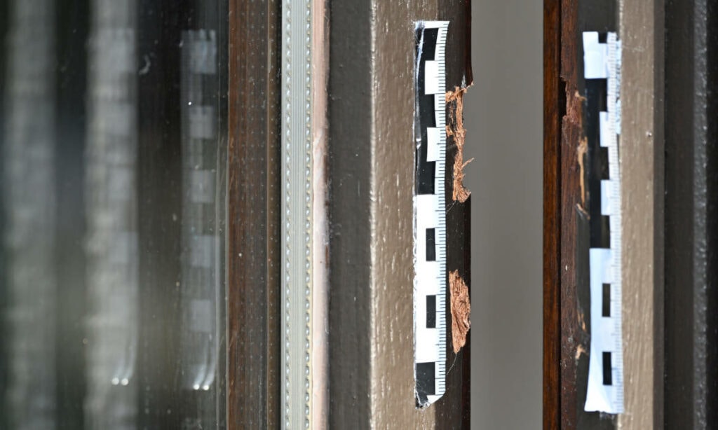 Hebelspuren am Fenster (Symbolbild) können als Nachweis für einen Einbruch ausreichen