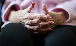 Deutsche unterschätzen Eigenanteil für Pflegeplätze