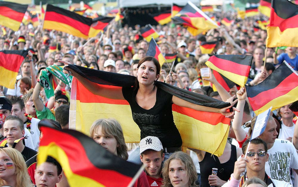 Versicherer gibt Tipps für den Fanblock und fürs Public Viewing
