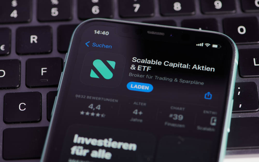 Bei Comdirect und Scalable Capital lässt es sich am besten sparen