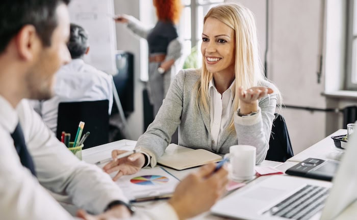 Angestellte Vertriebsmitarbeiter im Maklerbüro – Tipps zur Vergütung