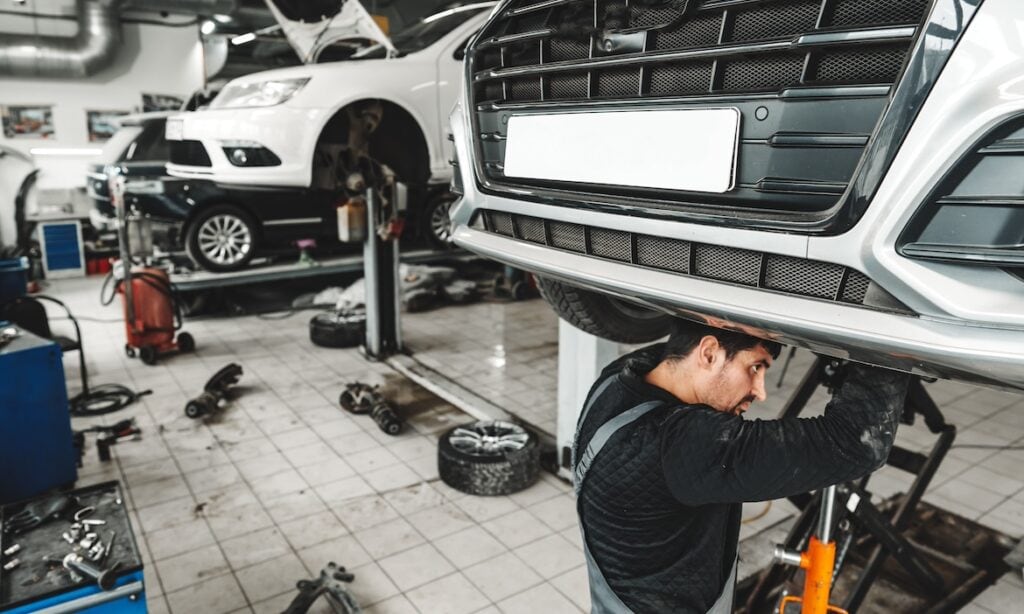 Autoschrauber in Aktion: Jeder Dritte, der die KFZ-Versicherung wechseln will, bezeichnet die Garage als Wohlfühlort