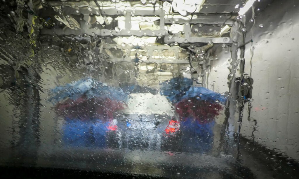 Auto in der Waschanlage: Auch bei der KFZ-Versicherung hat das Großreinemachen begonnen
