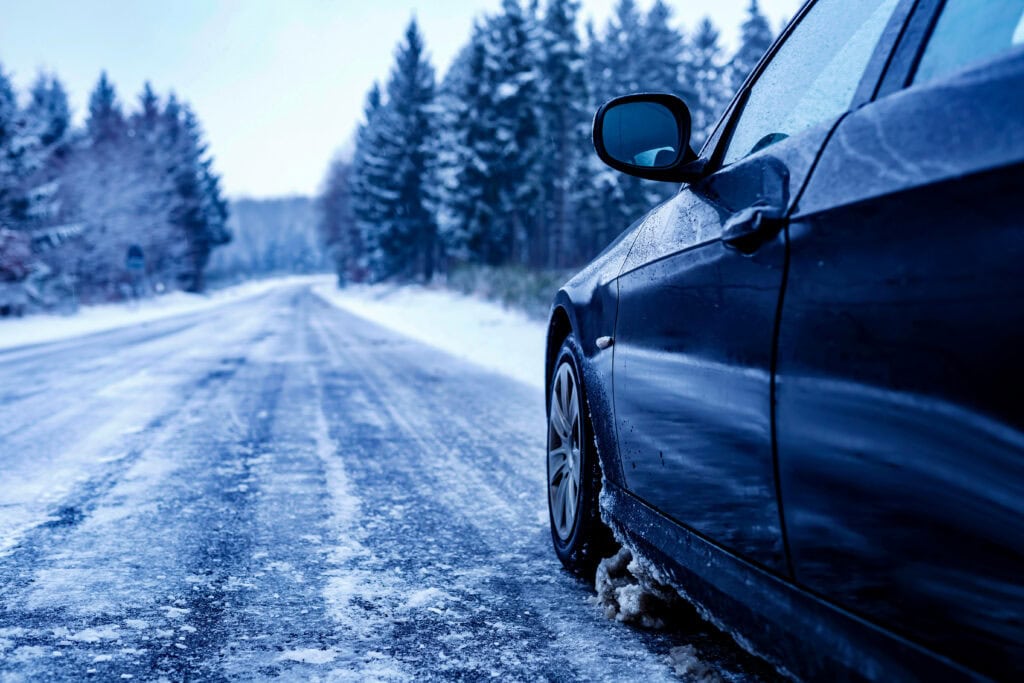 Auto fährt auf vereister Straße im Winter: Anbieter von Autoversicherungen müssen für immer höhere Schäden aufkommen.
