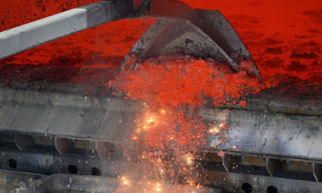 Aluminium-Schmelzofen im Recycling-Zentrum von Novelis: Recycling ist eine wichtige Zukunftsbranche und kann Bestandteil einer nachhaltigen Altersvorsorge sein