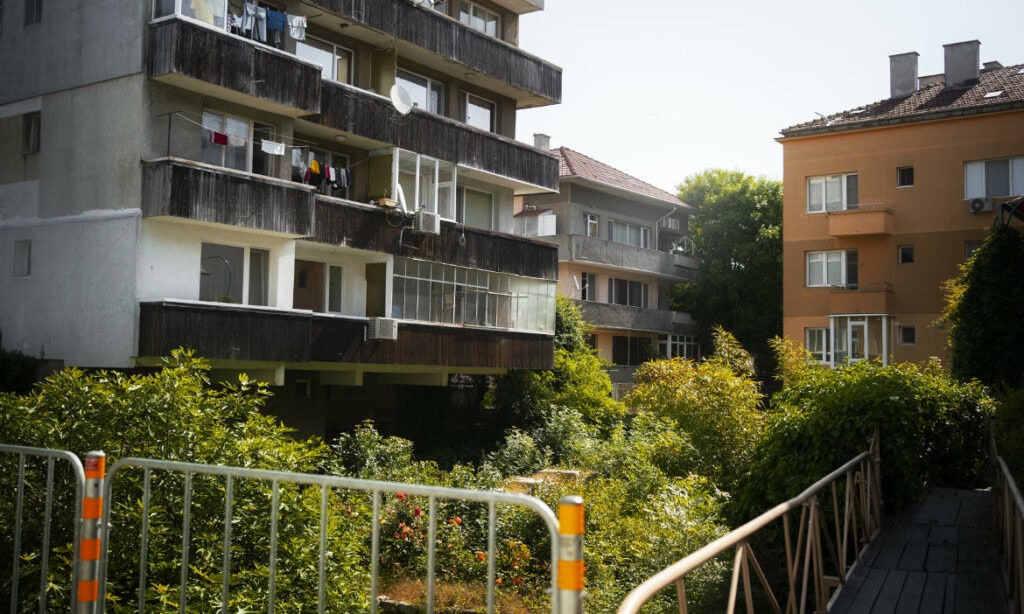 Wohngebäude mit einem abgesperrten Bereich davor: Für Schäden an Häusern schließen Versicherte Wohngebäudeversicherungen ab.