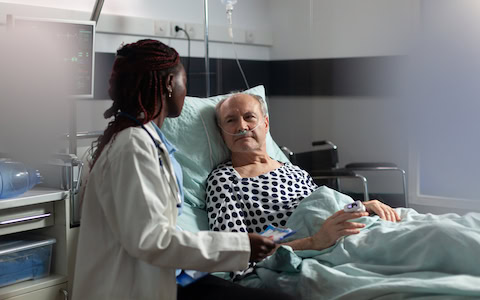 Ärztin bespricht mit Patienten Befund: Die Beitragsbemessungsgrenze der GKV steigt 2025. Foto: DC Studio / Freepik
