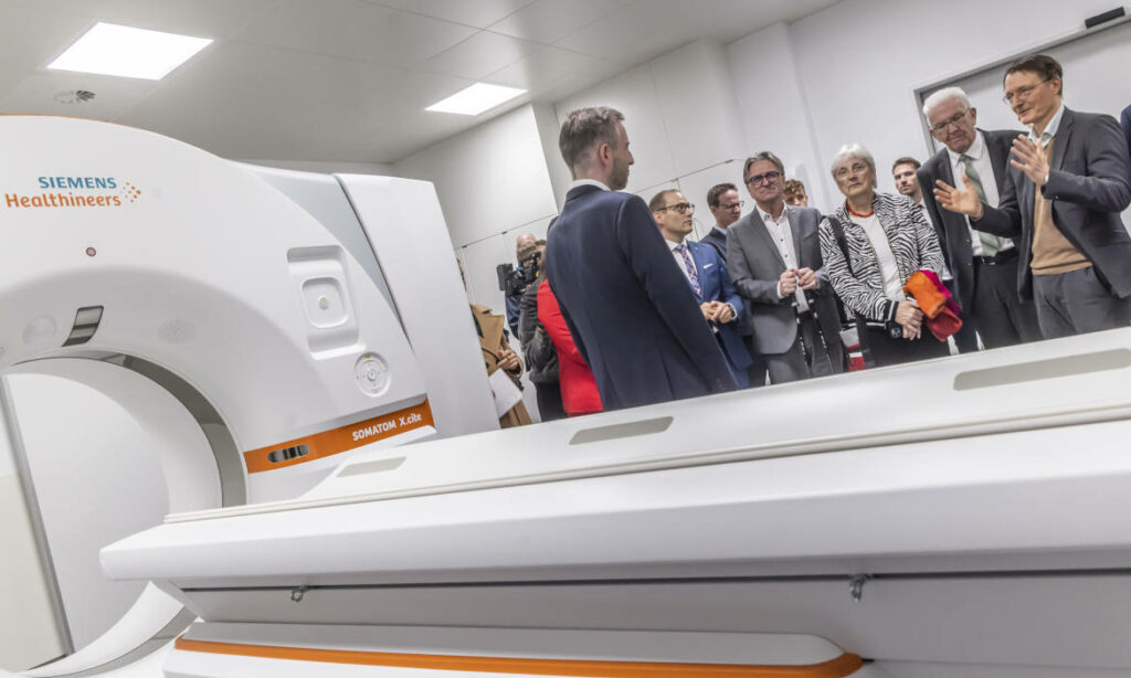 Bundesgesundheitsminister Karl Lauterbach (ganz rechts, SPD) besucht mit Ministerpräsident Winfried Kretschmann (Grüne, 2.v.r.) eine Klinik: Lauterbachs Krankenhausreform ist wichtiges Thema in den Wahlprogrammen der Parteien