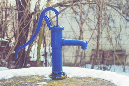 Wasserpumpe in einem Garten im Winter: Ihre Wasserleitungen sollten Hausbesitzer im Winter leeren.Foto: Dragana Gordic / Freepik