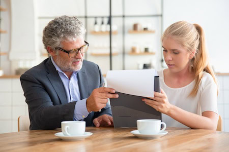 Mann und Frau besprechen gesetzliche Rente: Für die gesetzliche Rente gelten 2025 neue Beitragsbemessungsgrenzen. Foto: pch.vector / Freepik