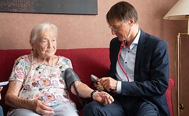 Eigenanteil von Pflegeheim-Bewohnern klettert im Schnitt auf 2.400 Euro