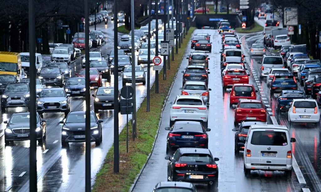 Blechlawinen in München: 2024 haben viele Menschen ihre Autoversicherung gewechselt.