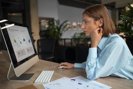 Frau kontrolliert KI-Ergebnisse am PC Foto: Freepik
