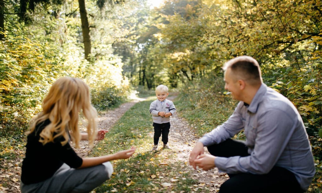 Familie spielt im Park: Familien schließen oft Lebensversicherungen ab, um ihren Ruhestand abzusichern.