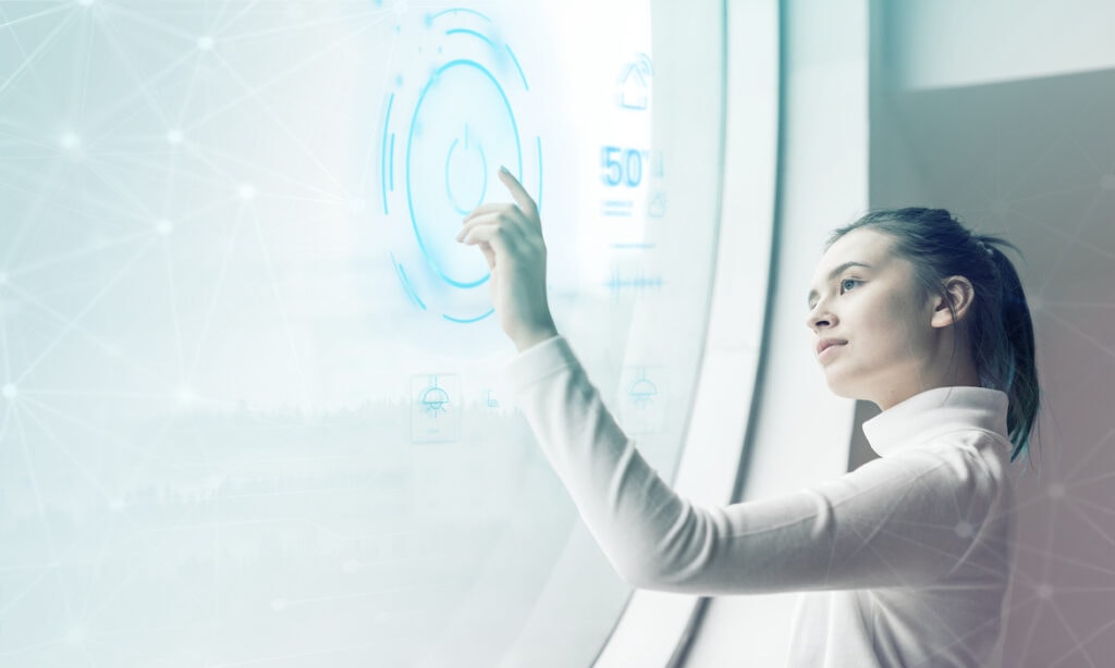 Eine Frau arbeitet an einem Display: Das Team des Ergo Innovation Labs hat die 7 wichtigsten Tech-Trends für den Versicherungsvertrieb ermittelt.