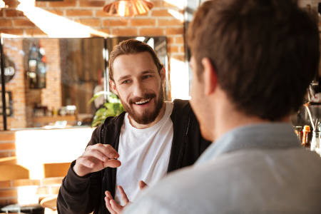 Mann spricht mit einem Experten Foto: Drobotdean / Freepik