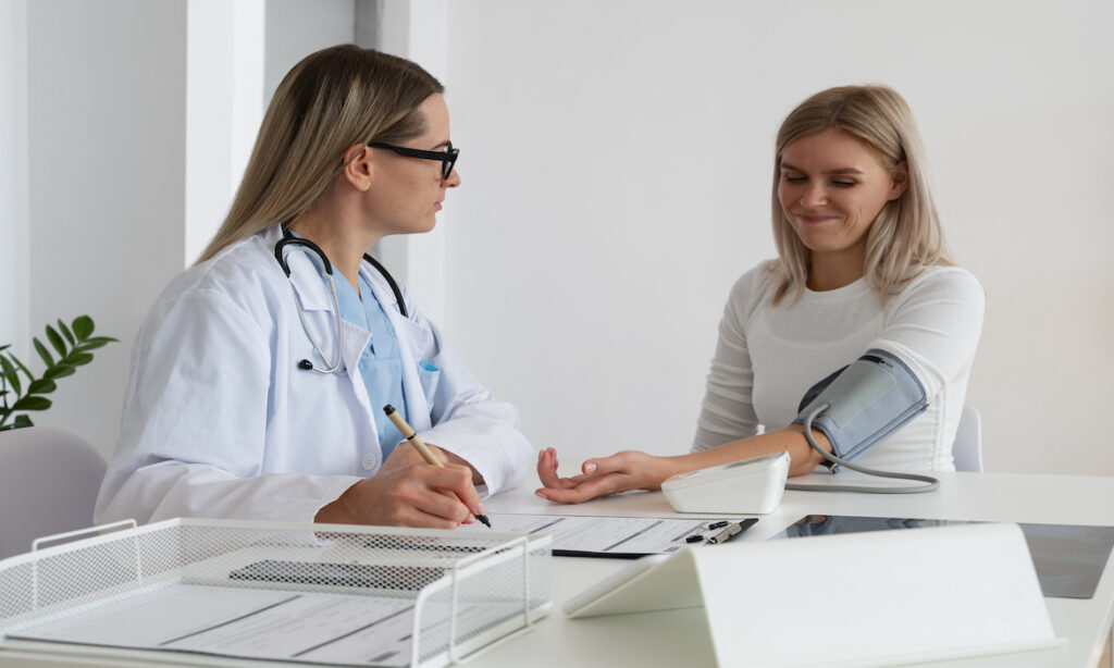 Ärztin misst den Blutdruck einer Patientin: Das Vergleichsportal gesetzlichekrankenkassen.de hat die günstigsten gesetzlichen Krankenkassen ermittelt.