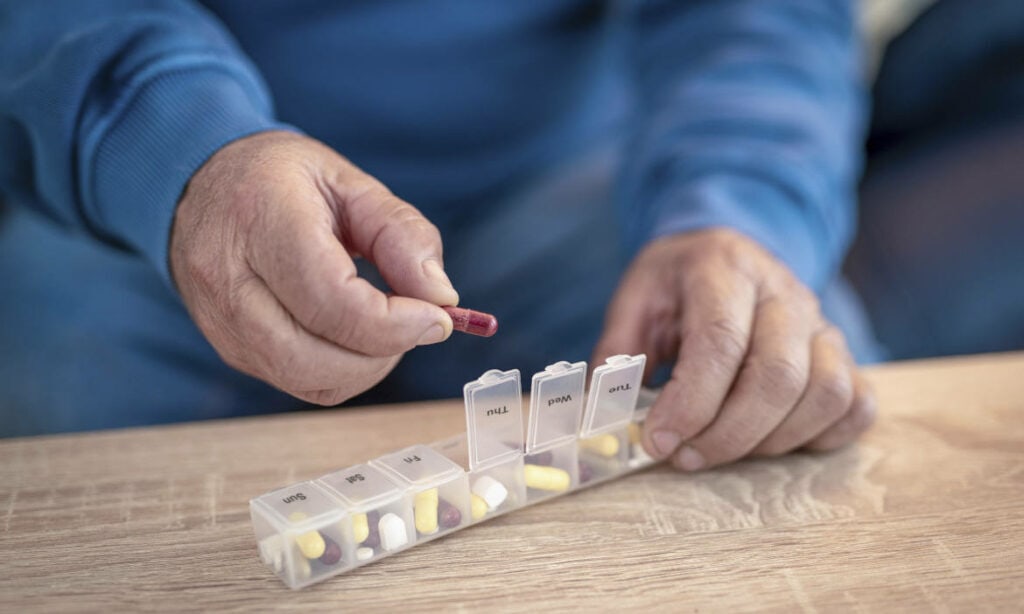 Rentner mit Pillendose: Die hohen Preise für Arzneimittel sind den Kassen ein Dorn im Auge