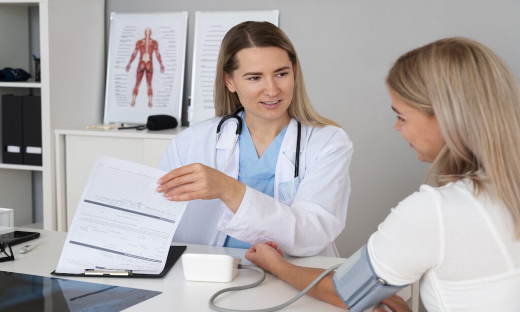 Ärztin bespricht Befund mit Patientin: Die Ratingagentur Metzler Ratings hat erstmalig ein Meta-Rating von PKV-Anbietern ermittelt.
