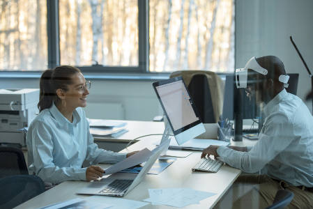 Mitarbeiter arbeitet mit VR-Brille und KI am Computer Foto: Freepik