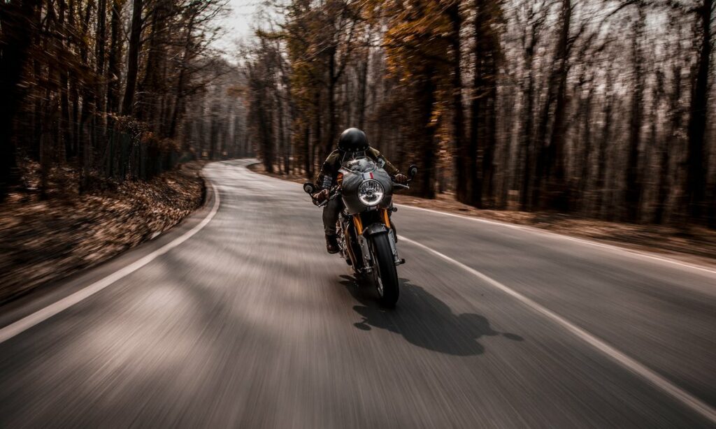 Auf dem Motorrad flott unterwegs: Prämien in der Motorradversicherung richten sich nach Leistung und Spitzentempo.