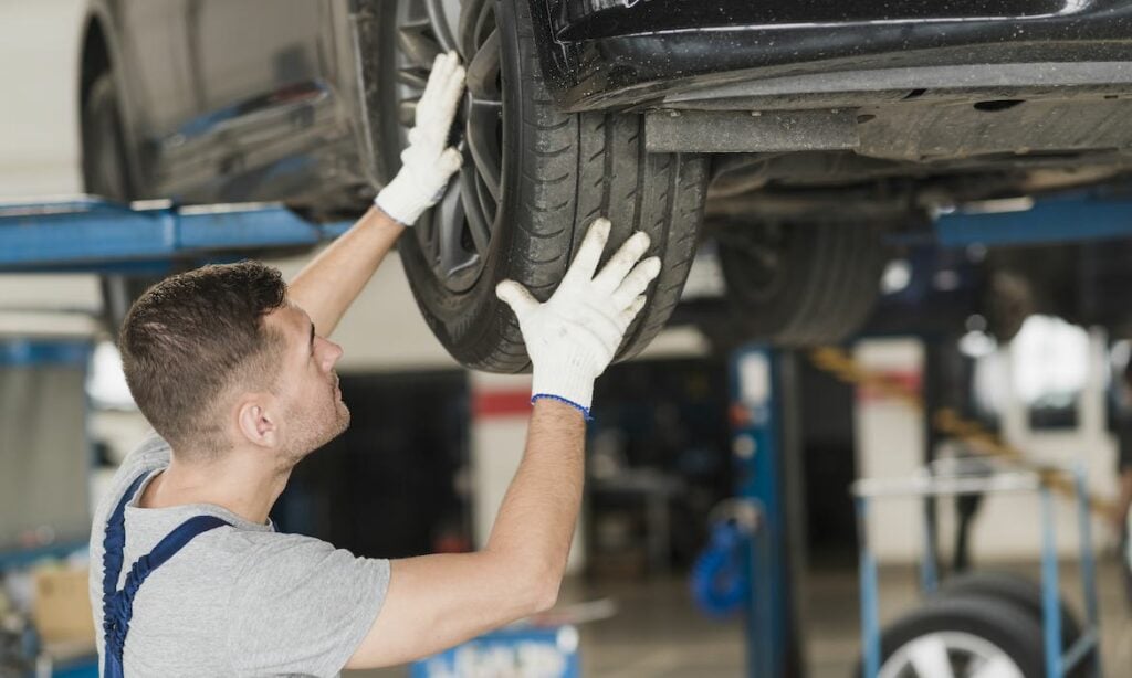 Unter anderem wegen höherer Kosten in der Werkstatt sind die Prämien in der KFZ-Versicherung gestiegen.