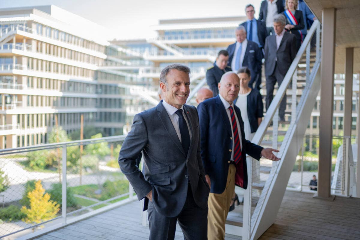 Der französische Präsident Emmanuel Macron besucht das Arboretum im französischen Nanterre-La Défense – das größte aus Massivholz gebaute Büroviertel Europas (Foto: picture alliance / abaca | Blondet Eliot)