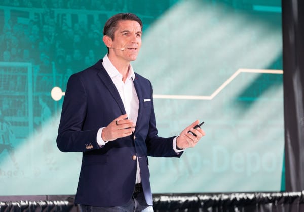 Fußball-Schiedsrichter Deniz Aytekin bei seinem Vortrag (Foto: Fonds Finanz)