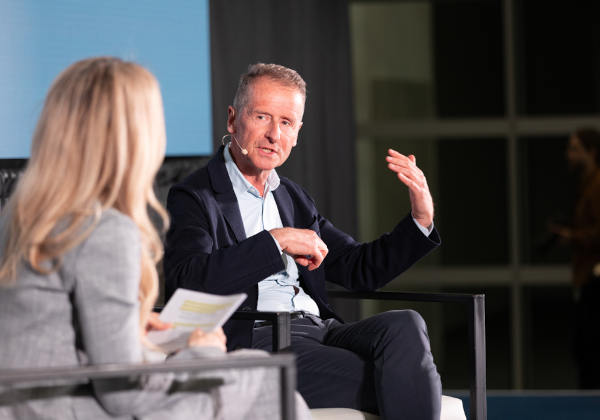 Der ehemalige Volkswagen-Chef Herbert Diess beantwortet Fragen (Foto: Fonds Finanz)