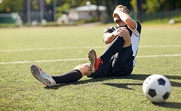 Einkünfte während Arbeitsunfähigkeit: Kein Verletztengeld für Ex-Fußballprofi