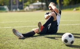 Einkünfte während Arbeitsunfähigkeit: Kein Verletztengeld für Ex-Fußballprofi