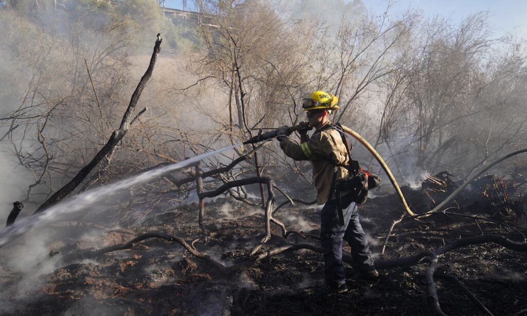 Feuerwehrmann löscht Brand in Kalifornien: Der Klimawandel gehört zu den systematischen Risiken für die weltweite Konjunktur.