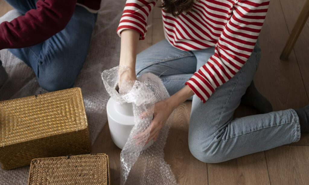 Alles sorgfältig eingepackt und dann geht beim Umzug mithilfe von Freunden doch was kaputt? Das ist ein Fall für die Gefälligkeitsklausel in der privaten Haftpflicht.