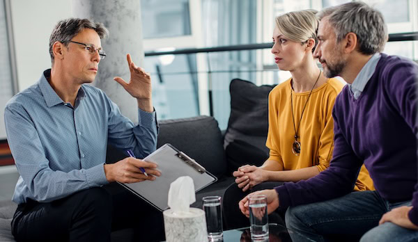 Versicherungsmakler führt ein Beratungsgespräch Foto: Drazen Zigic